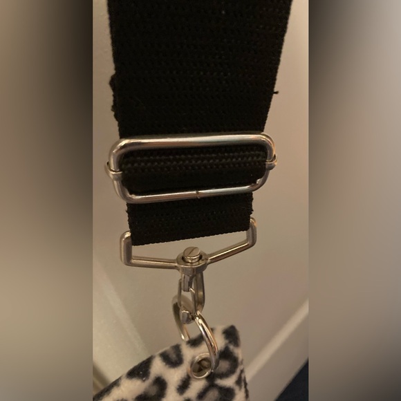 NWOT Old Navy Soft Cheetah Print Bag with Adjustable Strap - Picture 4 of 6
